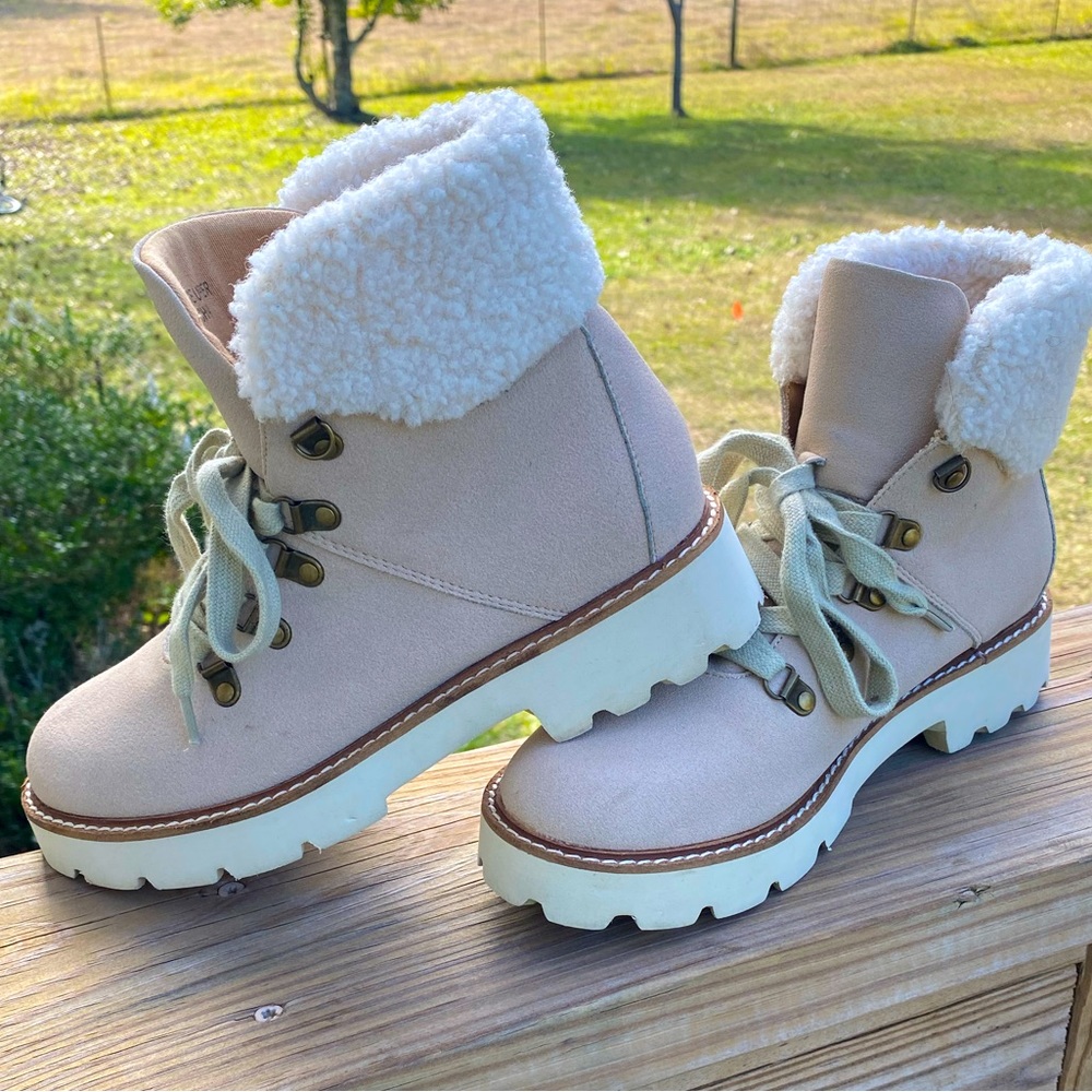✨New✨Vici Dolls Suede Lace Up Boot